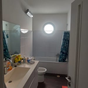 חדר אמבטיה עם כיור, מראה ואמבטיה