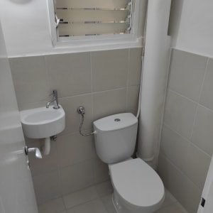 שירותים נקיים עם כיור קטן וברז כסוף