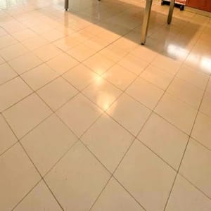 רצפה נקייה ומבריקה עם רפלקציה של אור