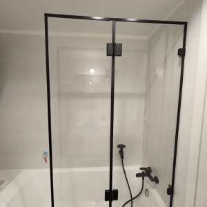 מקלחון עם דלת זכוכית וברז שחור