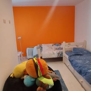 קיר צבוע בכתום בחדר ילדים