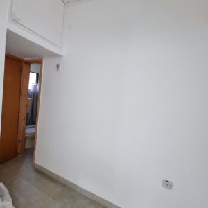 קיר צבוע בלבן עם שקע חשמל