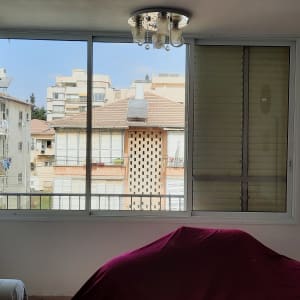 חלון אלומיניום עם תריסים סגורים