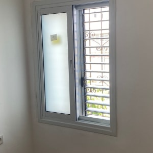 חלון אלומיניום עם סורגי מתכת