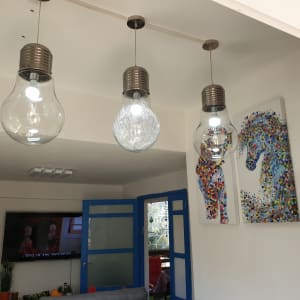 שלושה גופי תאורה תלויים עם נורות גדולות