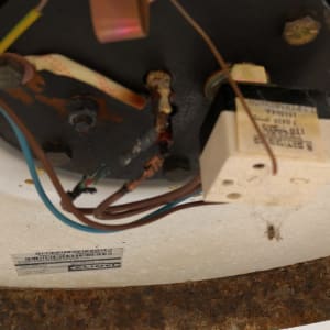 חיבורים חשמליים וחלקי מתכת בדוד שמש