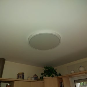 מנורת תקרה עגולה מותקנת על תקרה לבנה