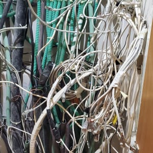 כבלים ירוקים ולבנים מסודרים בארון תקשורת