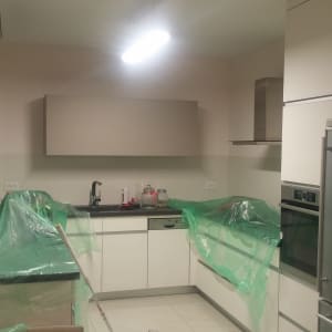 מטבח מכוסה בניילון ירוק לצביעת קירות