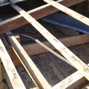 קורות עץ על גג בתהליך בנייה או תיקון