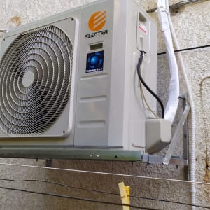 יחידת מיזוג אוויר חיצונית מותקנת על קיר