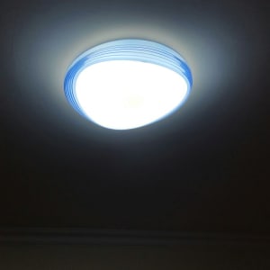 מנורת תקרה עגולה עם אור לבן חזק