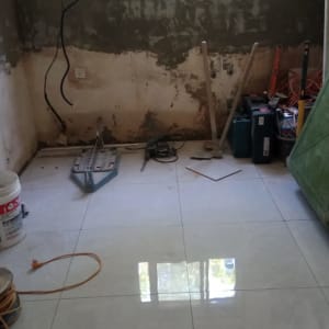 כלי עבודה ושיפוץ בחדר עם קירות חשופים