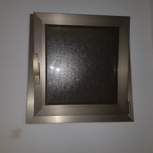 חלון אלומיניום עם מסגרת מתכתית