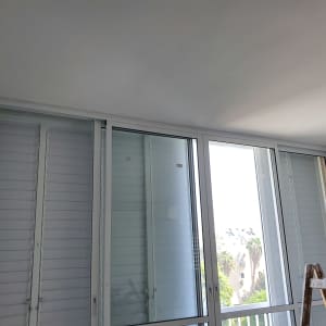 סולם עץ ליד חלון גדול עם תריסים