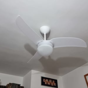 מאוורר תקרה לבן עם שלושה להבים מותקן על תקרה