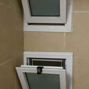 שני חלונות חדשים עם מסגרות לבנות וקירות משופצים