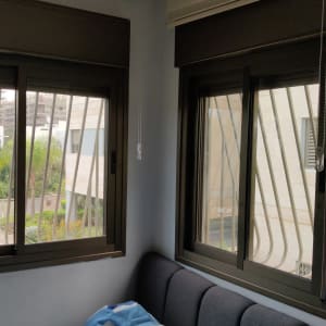 מסגרות חלונות עם סורגים בחדר פנימי