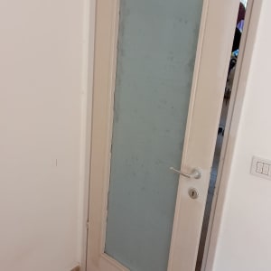 דלת עם זכוכית חלבית במרכז