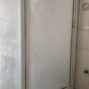 דלת מקלחת זכוכית חלבית עם מסגרת מתכת