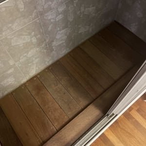 רצפת עץ עם לוחות מחוברים בברגים