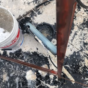 צינור שמש עם מים דולפים ודלי קצף