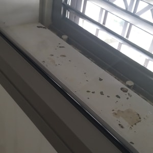 חלון עם לכלוך ואבק על אדן החלון