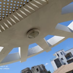 תקרה עם פתחי אוורור ומנורה עגולה במרכז