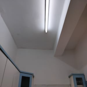 תקרה צבועה בלבן עם תאורת פלורסנט