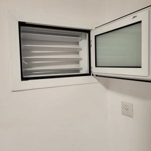 חלון אלומיניום עם תריסים פתוחים