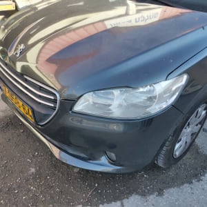 חזית רכב עם פגוש ופנס קדמי