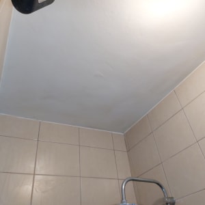 תקרה צבועה בלבן עם אריחים מסביב