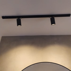 תאורת מסילה עם שני פנסים שחורים בתקרה