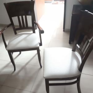 שני כיסאות עץ עם ריפוד בהיר