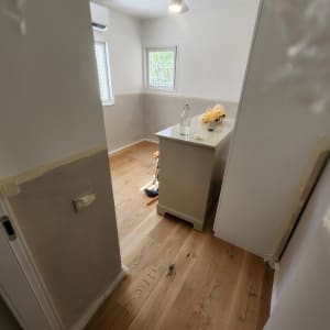 חדר צבוע חלקית עם קירות מסומנים בצבע