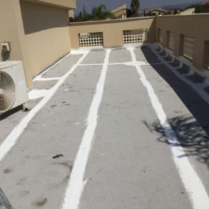 איטום גג עם חומר לבן לאורך קווים ישרים