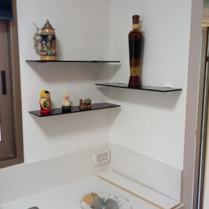 מדף זכוכית עם בקבוק זכוכית חום