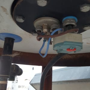 חיבורים חשמליים על דוד שמש עם חוטים וכבלים