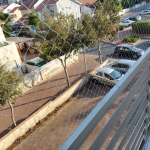 רשת מתוחה על מרפסת למניעת כניסת יונים