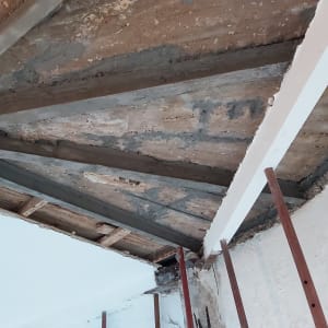 עבודת שבירת קיר וחיזוק קונסטרוקציה עם קורות פלדה ורגלי תמיכה