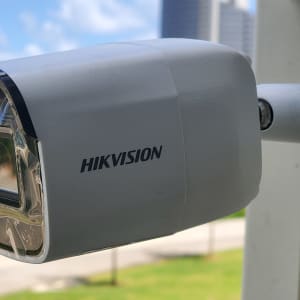 מצלמת אבטחה חיצונית מותקנת על קיר