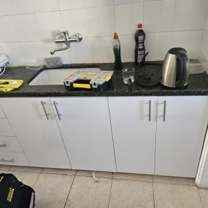 ארגז כלים צהוב ושחור על השיש במטבח