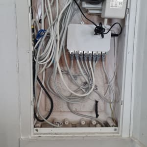 ארון תקשורת עם כבלים ומפצל רשת