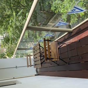 גדר עץ עם דגלונים על מרפסת