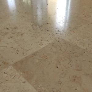 רצפה נקייה ומבריקה עם השתקפות אור