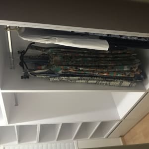 ארון בגדים עם מדפים ותלייה