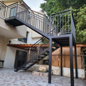 גרם מדרגות מתכת עם מעקה שחור