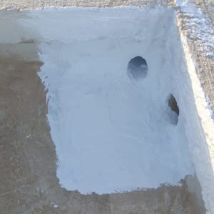 גג עם שכבת איטום לבנה וחור ניקוז