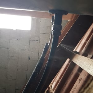 צינור מים מחובר לתקרה עם חיבורים