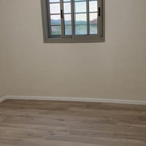 רצפת פרקט עץ בחדר ריק עם חלון